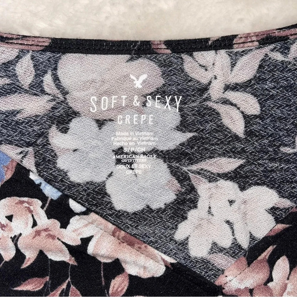 American Eagle Crepe Black Floral Print Wrap Front Bell Sleeve Top Small Women’s - Picture 9 of 11